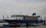 Das Kreuzfahrtschiff EMPRESS von Pullmantur im Hamburger Hafen auf dem Weg zum Cruise-Terminal. Beobachtet am 09.05.2013 vor den Landungsbrcken. Technische Daten: Lnge: 211,00 m, Breite: 30,50 m, Tiefgang: 7,60 m,Decks: 11, davon 9 Passagierdecks, Baujahr: 1990, renoviert 2004, seit 2008 Reederei: Pullmantur Cruises. Geschwindigkeit: 19,5 Kn. Passagiere: 1.600, Schiffsbesatzung: 685. 
