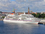  MS Europa  Kreuzfahtschiff gesehen vom Deck der Color Magic bei der Einfahrt in den Hafen von Kiel am 07.