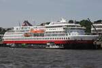 Kreuzfahrtschiff FINNMARKEN; Eigner/Betreiber: Hurtigruten; Aufnahmeort: Elbe/Hafen Hamburg, Deutschland; Datum: 13.06.2025; Info: Das Bild zeigt die FINNMARKEN beim betanken am Kreuzfahrtanleger