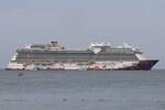  Genting Dream  IMO 9733105 (Baujahr 2016 - Meyer Werft / Papenburg - Heimathafen Nassau, Bahamas) am 23.Jänner 2024 in der Patong Bay vor Anker liegend.