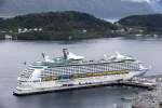MS  Explorer of the Seas  hat in Ålesund, Norwegen festgemacht (Juni 2015)
