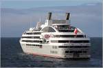 Die LE SOLEAL (IMO 9641675) am 29.04.2017 vor der Isle of Man. Dieses Kreuzfahrtschiff wurde 2013 gebaut, ist 142,10 m lang und 18 m breit, hat eine GT/BRZ von 10.992 und bietet 264 Passagieren Platz. Heimathafen ist Mata Utu auf Wallis und Futuna (Frankreich). 