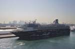 Mein Schiff 2 liegt am Morgen des 21.12.2012 vor der Skyline von Dubai.