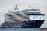 Der Täufling Mein Schiff 5 IMO-Nummer:9753193 Flagge:Malta Länge:294.0m Breite:36.0m Baujahr:2016 Bauwerft:Meyer Turku,Turku Finnland erreicht den Taufhafen Travemünde am 15.07.16 neben