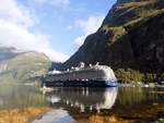 Das 316m lange Kreuzfahrtschiff MEIN SCHIFF 1 am 24.09.23 im Geiranger Fjord.