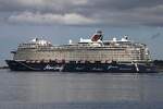 Kreuzfahrtschiff MEIN SCHIFF 1; Eigner/Betreiber: TUI; Aufnahmeort: Kieler Förde, Ostsee, Deutschland; Datum: 01.08.2025; Info: (IMO 9106297) Das Bild zeigt die MEIN SCHIFF 1 beim Auslaufen aus dem Kieler Hafen vor Laboe.