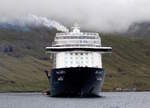 Die 294m lange MEIN SCHIFF 3 am 28.05.25 in Seydisfjördur.