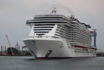 Die 323 m lange MSC SEAVIEW auf ihrem Seeweg von Tallinn nach Kiel bei Auslaufen am Abend in Warnemünde.13.08.2021