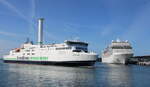 Scandlines Fähre Copenhagen und das Kreuzfahrtschiff MSC Poesia am 12.06.2022 in Warnemünde.