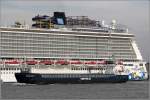 Die 2008 gebaute BEAUMAIDEN (IMO 9401257) passiert am 05.10.2015 die brandneue, an der Columbuskaje in Bremerhaven liegende NORWEGIEN ESCAPE. Die BEAUMAIDEN ist 88,6 m lang, 12,5 m breit, hat eine GT/BRZ von 2.545 und eine DWT von 3.800 t. Heimathafen ist Sneek (Niederlande).