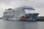 Die 326 m lange Norwegian Getaway am Morgen des 06.06.2022 auf dem Seeweg nach Port Canaveral (Orlando) über Kopenhagen in Warnemünde