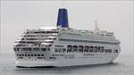 Die 1995 auf der Meyer Werft in Papenburg gebaute ORIANA (IMO 9050137) verlässt am 18.04.2017 den Hafen von Gibraltar. Sie ist 260 m lang und 32 m breit, hat eine GT/BRZ von 69.840 und bietet 19.28 Passagieren Platz. Heimathafen ist Hamilton (Bermudas).