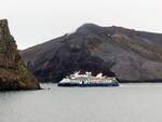 Die 2020 fertig gestellte Ocean Explorer am 9.1.2022 bei der Ausfahrt aus der Vulkankalderainsel Deception Island / Süd Shetland Inseln / Antarktis