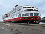 Die Otto Sverdrup ist ein Expeditionsschiff der Reederei Hurtigruten hier im Hafen von Esbjerg (Dänemark) am 17.