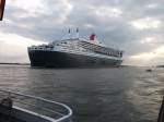 Queen Mary 2 verlsst den Hamburger Hafen