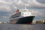 Die Queen Mary 2 läuft am 12.05.2013 aus dem Hamburger Hafen aus
