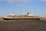 Das 294m lange Kreuzfahrtschiff QUEEN ELIZABETH einlaufend St. Petersburg am 18.05.18