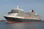 Die 294 m lange Queen Elizabeth der Reederei Cunard Line auf ihrem Seeweg von Stockholm nach Southampton beim Auslaufen am Abend des 22.08.2019 in Warnemünde.