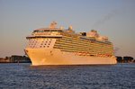 Im letzten  Büchsenlicht   des 06.06.2016 verlässt die  Regal Princess   Warnemünde und nimmt Kurs auf ihr nächstes Reiseziel Tallin.  