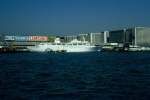 Ein Kreuzfahrtschiff (die alte Sun Princess) liegt im November 1988 in Hong Kong