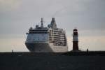 Die SEVEN SEAS VOYAGER auf dem Weg von Tallinn nach Kopenhagen beim einlaufen in Warnemnde am 22.06.2014 um 05:22 Uhr