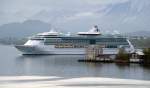 Kreuzfahrtschiff  Serenade of the Seas  am 13.05.15 in Alesund (NOR)