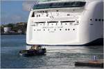 Das kleine Festmacherboot SHEILA wartet am 27.04.2017 beim Anlegen der SERENADE OF THE SEAS (IMO 9228344) auf seinen Einsatz in Cobh.