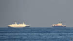 Das Kreuzfahrtschiff  Saga Pearl 2  und ein weiteres Schiff auf dem Mittelmeer vor Malta.