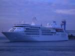 M/S Silver Cloud beim Wenden auf der Warnow am 16.09.2006 in warnemnde. Trotz der recht frhen Uhrzeit (7.00 Uhr) sind bereits einige Passagiere auf den Beinen, u.a. auch schon  Verstockte  (Nordic-Walker)(rechts vom Schornstein).