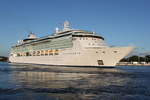 Die 293 m lange Serenade of the Seas der Reederei Royal Caribbean Cruises am Morgen des 22.06.2019 in Warnemünde.