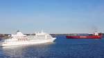 Am 16.10.2019 verläßt das 186 Meter lange Kreuzfahrtschiff  SILVER WHISPER  (IMO-Nr. 9192179) der amerikanischen Reederei Silversea Cruises den Hafen von Halifax, Kanada. Die  SILVER WHISPER  darf 388 Passagiere aufnehmen, die Besatzung ist 302 Mitglieder stark. Das Schiff wurde im Jahre 2001 von der italienischen Werft Cantieri Navali Visentini gebaut. Es fährt unter der Flagge der Bahamas, der Heimathafen ist Nassau.

Zur gleichen Zeit kreuzt der 1977 gebaute 193 Meter lange Ro-Ro/Container Carrier  OCEANEX SANDERLING  (IMO: 7603502) den Kurs des Kreuzfahrtschiffes vor Georges Island. Die  OCEANEX SANDERLING  ist ein Schiff der kanadischen Reederei Oceanex und fährt unter kanadischer Flagge.
