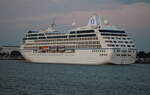 Heckansicht der 181 Meter langen Sirena am Morgen des 15.06.2025 um 04.45 Uhr in Warnemünde.
