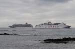 Kreuzfahrtschiff  THE WORLD  und ARMAS Fähre  VOLCAN DE TAMADABA  begegnen sich am 26.12.2013 vor der Küste von Arrecife.