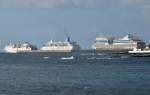 Im Hafen von Arrecife wurden die Kreuzfahrtschiffe AIDA Blu und Thomson Majesty am 17.12.2014 beobachtet und die Fähre Volcan del Teide verlässt gerade den Hafen.