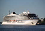 Die Viking Sky der Reederei Viking Ocean Cruises auf ihrem Seeweg von Gydina nach Kopenhagen am Morgen des 20.05.2018 in Warnemünde.