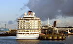 Das 228m lange Kreuzfahrtschiff VIKING STAR am 09.10.20 in Mukran