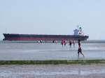 Apostolos(IMO-9105566;L=225;B=30mtr.)dringt bei Ebbe in die Gewsser der Nordsee bei Cuxhaven;090901