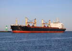 Der Bulker ANITA N auf dem Seeweg von Cape Town nach Rostock beim Einlaufen in Warnemünde am 12.02.2022