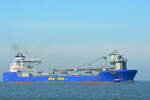 Die FITNES IMO-Nummer:9490105 Flagge:Antigua und Barbuda L�nge:176.0m Breite:26.0m Baujahr:2010 Bauwerft:Sietas Schiffswerft,Hamburg Deutschland vor der Alten Liebe Cuxhaven am 18.06.26