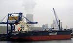 Der 229m lange Bulker KAMILLA OLDENDORF am 06.11.24 in Rostock