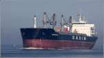 Begnung mit der 2012 gebauten MANDARIN NOBLE(IMO 9533323) auf der Auenweser. Sie ist 190 m lang, 32 m breit, hat eine GT von 33.0444 und eine DWT vn 57.000 t. Dieser Bulker fhrt unter der Flagge von Singapore.