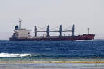 Massengutfrachter  NAVIOS MEREDIAN  verlässt den Golf von Akaba gesehen vor Sharm el Sheikh 3.6.2017