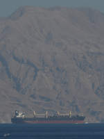 Ein weit entferntes Frachtschiff auf dem Roten Meer.