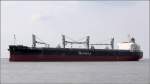 Die 2011 gebaute PUFFIN ARROW (IMO 9566605) am 28.08.2014 auf der Weser Höhe Bremerhaven. Sie ist 200 m lang, 32 m breit, hat eine GT/BRZ von 36.925 und eine DWT von 62.967 t. Heimathafen ist Panama.