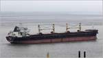 Die 2011 gebaute PATMOS JOHN (IMO 9588536) fährt Höhe Bremerhaven weserabwärts. Der Bulker ist 189,99 m lang und 32,26 m breit, hat eine GT/BRZ von 33.042 und eine DWT von 56.633 t. Heimathafen ist Majuro (Marshall Islands). Frühere Namen: WIKING, PORTOROZ. 11.04.2021