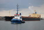 Fairplay 55 und der Bulker Panopi am Abend des 24.09.2022 in Warnemünde