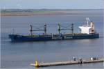 Die 2005 gebaute SWAN RIVER (IMO 9302841) ist Höhe Bremerhaven weseraufwärts unterwegs. Sie 189,99 m lang und 32,6 m breit, hat eine GT/BRZ von 31.275 und eine DWT von 56.025 t. Heimathafen ist Hong Kong (China). Früherer Name: TRITON LARK. 07.10.2018