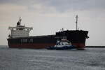 Fairplay 55 und der Bulker Sakizaya Diamond am 24.09.2022 in Warnemünde kurz vor einem Regenschauer.