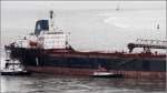 Die rote Punkt vor der schwarzen Bordwand der YEOMAN BANK (IMO 7422881) ist der an Bord gehende Lotse, der noch einiges an Weg vor sich hat. Über die Martinsleiter klettert er zur Gangway über die er dann etwa mittschiffs an Deck des 205 m langen Bulkers kommt. Von dort hat er einige Meter bis zum Brückenhaus zu gehen und dann mehrere Decks bis zur Brücke empor zu steigen. 29.08.2015