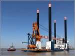 Die 2014 bei J.J. Sietas in Hamburg gebaute AEOLUS (IMO 9612636) verlässt am 30.05.2014 mit allen vier von der Lloyd Werft installierten Hubbeinen durch die Kaiserschleuse die Überseehäfen Bremerhavens. Dieses Errichterschiff für Offshore-Windenergieanlagen ist 139 m lang, 38 m breit, hat eine GT/BRZ von 16.700 und eine DWT von 6.500 t. Heimathafen ist Rotterdam (Niederlande).